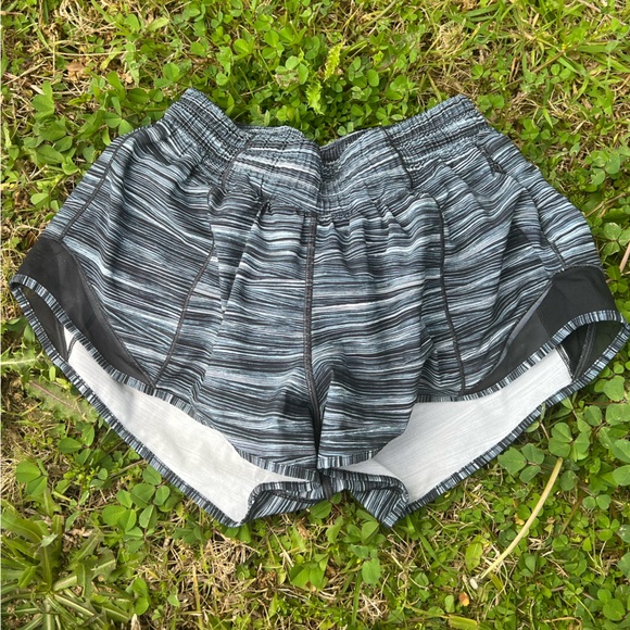 Lululemon Hotty Hot Short II Low Tide Alpine White Black / Black size 6 - Picture 3 of 7